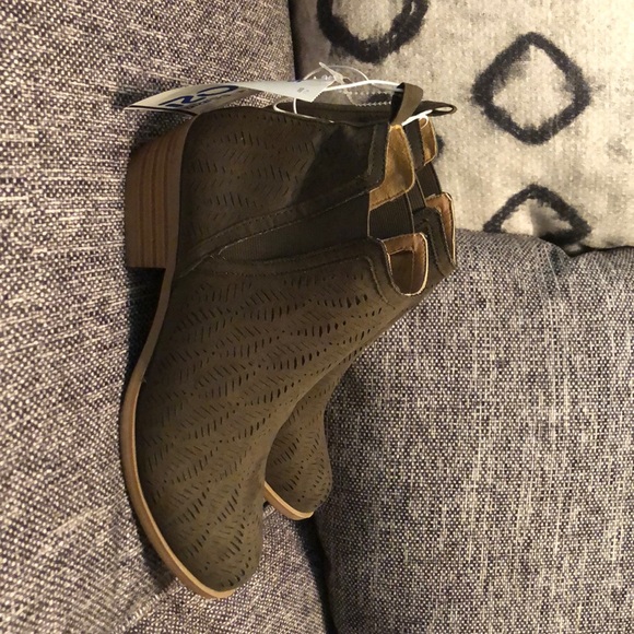 Nice Olive green casual ankle boots -with tags 😀! - Picture 1 of 2
